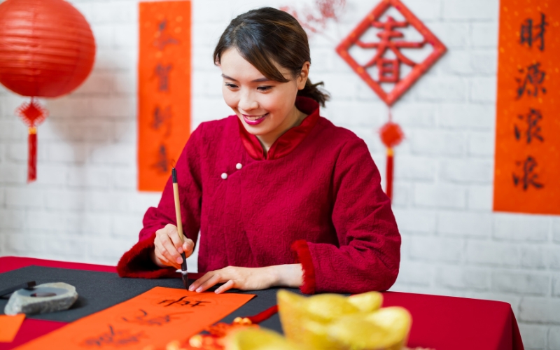 trang trí cửa chính bằng câu đối
