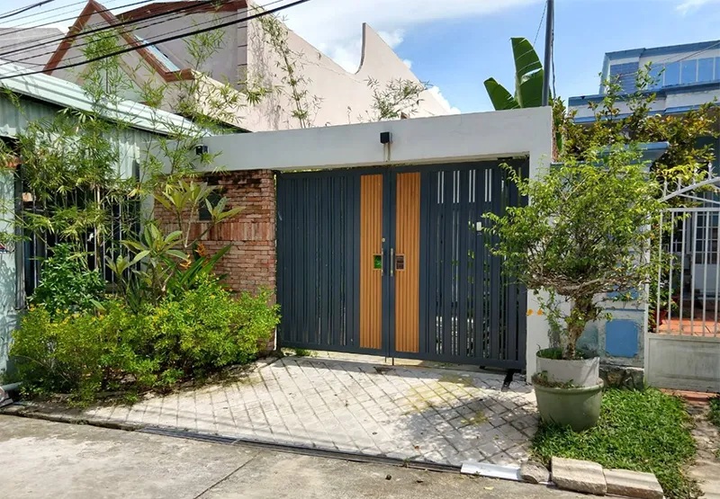 cửa nhà có cây cối