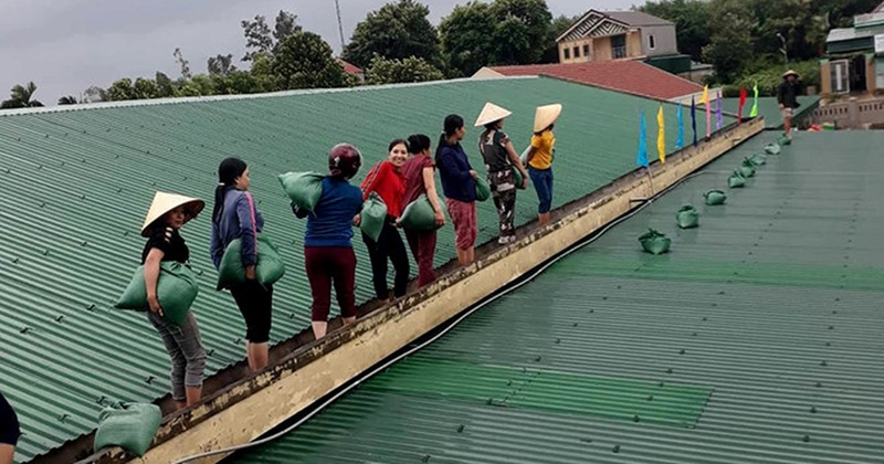 chuẩn bị dụng cụ tránh bão