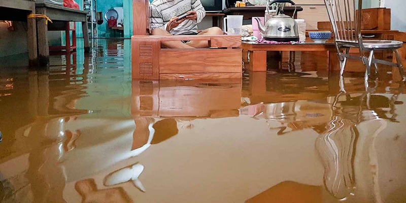 nước mưa chảy vào nhà