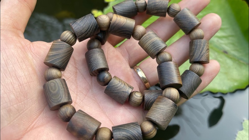 vòng tay gỗ thủy tùng