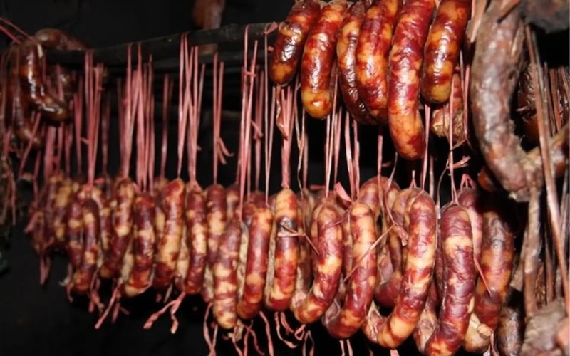 Lạp xưởng gác bếp